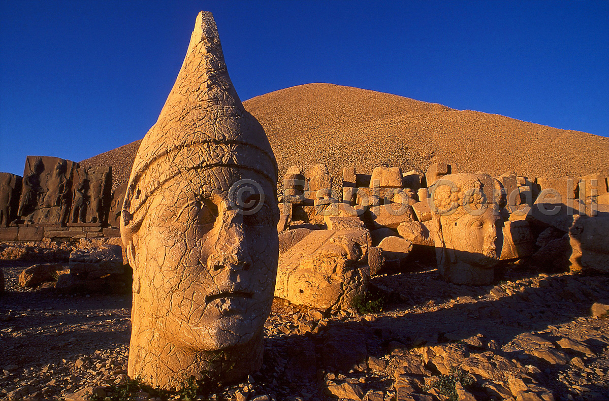 Tomb of King Antiochus, Mount Nemrut (Nemrut Dagi), Adiyaman, Turkey
(cod:Turkey 04)